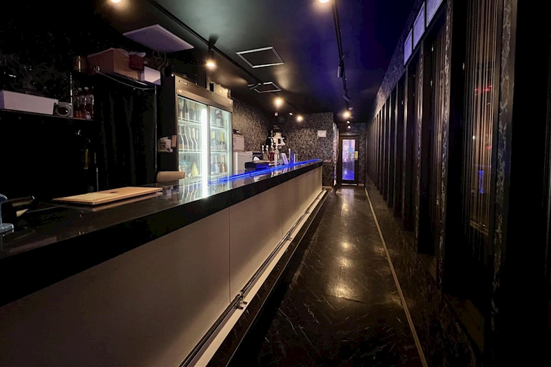 キャストとの会話を楽しめるBar Aladdinのカウンター席